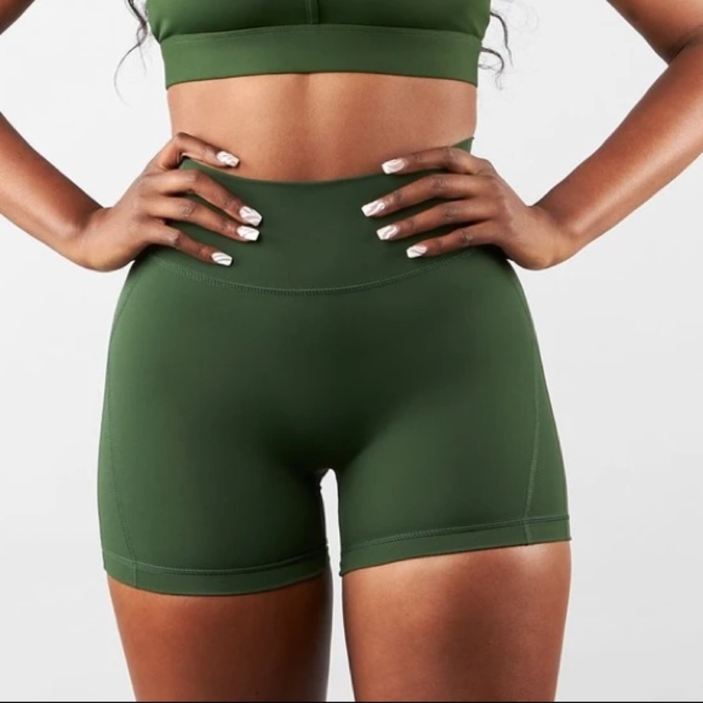 Buffbunny spin shorts NWT Atari (green) XS